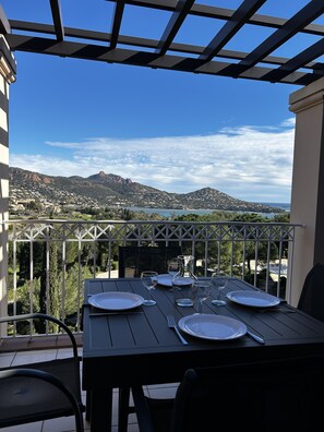 Outdoor dining - Magnifique Studio Terrasse vue mer Idéal Climatisation (Saint-Raphaël)