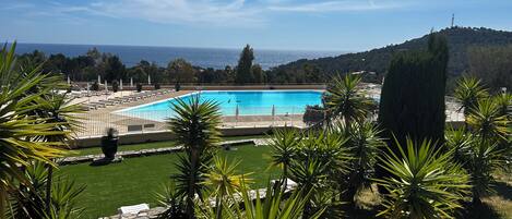 Una piscina al aire libre, una piscina climatizada