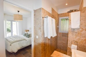 Secadora de cabello, toallas, jabón, papel de baño