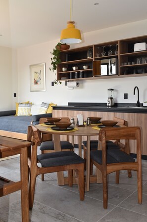 Full-sized fridge, microwave, coffee/tea maker, blender - Apartments Art Tanat (Mexico City)