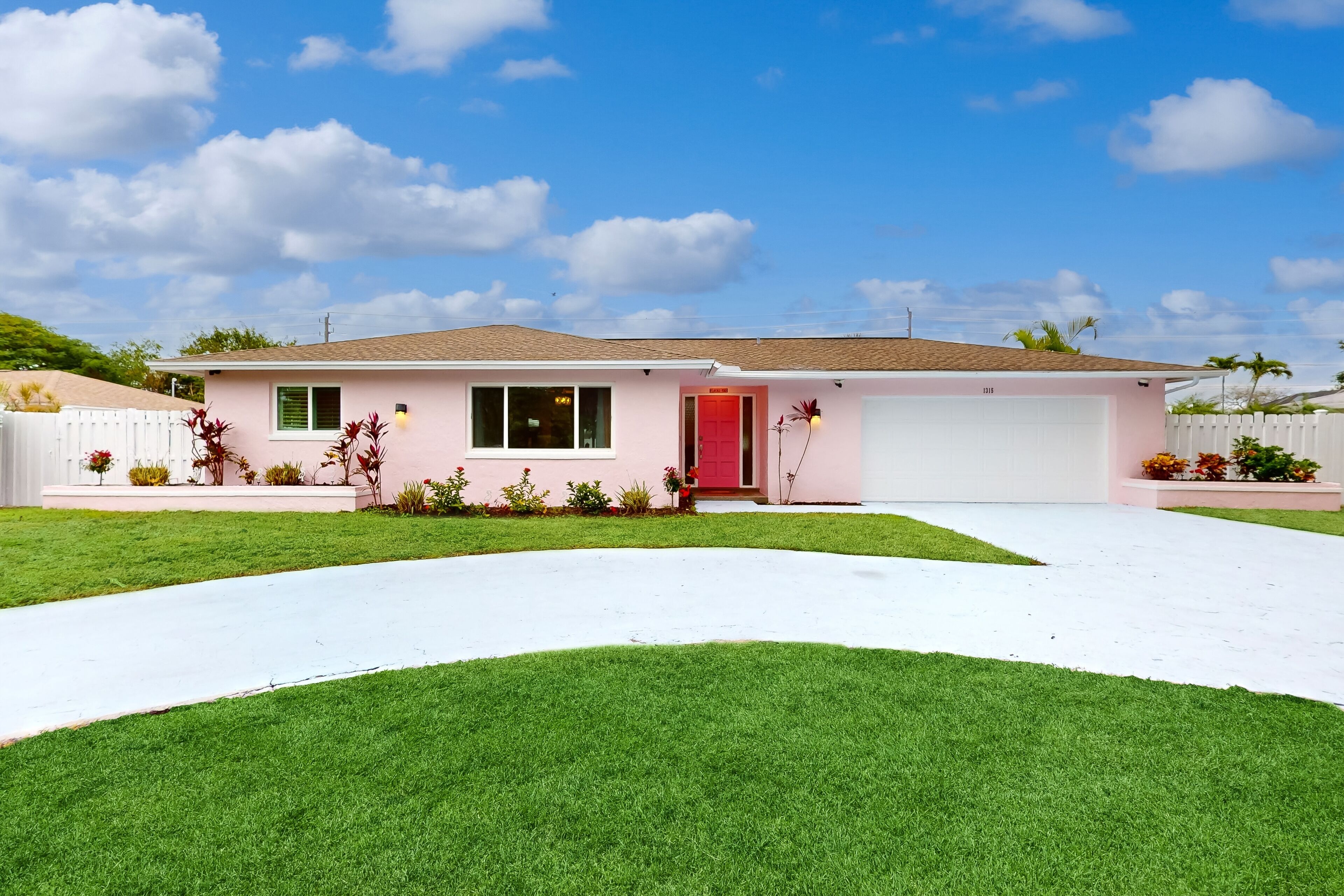 Charming & bright Snowbird Beach retreat with patio & game room - dog-friendly