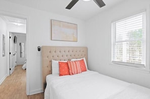 3 bedrooms, iron/ironing board, travel cot, free WiFi - Luxe Modern 3BR Sleeps 6 by Atlantic Station (Atlanta)