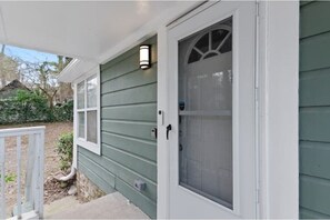 Exterior detail - Modern 3BR Sleeps 6 Downtown ATL (Atlanta)