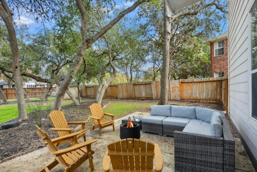 Spacious Family Friendly Home w/ Game Room, 1/2 basketball court, and XL yard