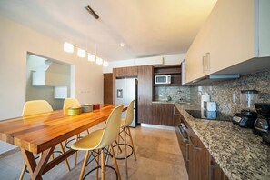 Fridge, microwave, stovetop, toaster - Penthouse with 1 BR, Pool & Gym - Palmares Excellent location (Playa del Carmen)