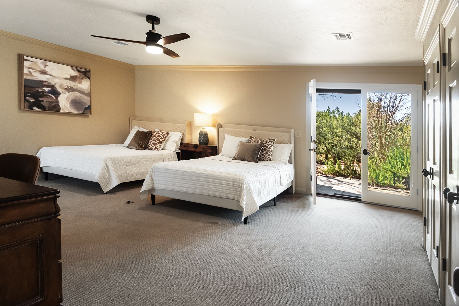 8 soverom, skrivebord, strykejern/-brett og wi-fi (inkludert)