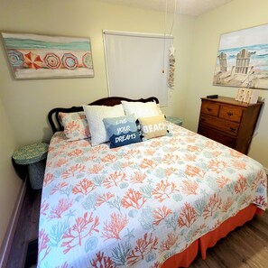 3 bedrooms, free WiFi - 3 Bedroom home in Ocean Lakes with King Bed + Golf Cart 5 min walk to beach (Myrtle Beach)