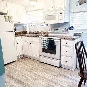 Kjøleskap, mikrobølgeovn, ovn og kokeplater