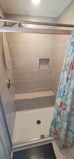 Dusj, hårføner og håndklær