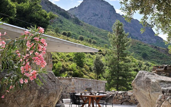 Outdoor dining - A CHARMING 4-STAR HOTEL IN HAUTE-CORSE<br>The luxury of taking the time (CALENZANA)