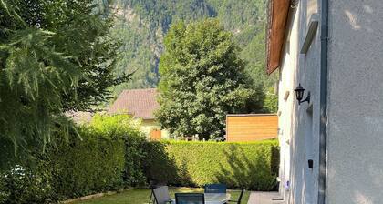 Maison de village de montagne au pied de L'Alpe d'Huez, terrain clos et garage