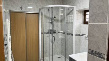 Douche, sèche-cheveux