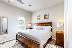 3 quartos, acesso à internet, roupa de cama