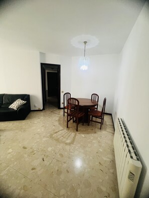 Dining - 4 Room Apartment (Barcelone)