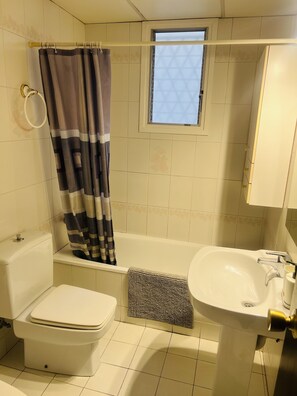Shower, hair dryer, bidet, towels - 4 Room Apartment (Barcelone)