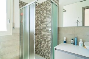 Shower, free toiletries, hair dryer, bathrobes - Villa Nigró (Punta Milocca)
