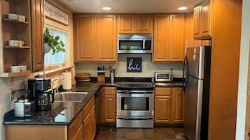 Geladeira, micro-ondas, cooktop, lava-louças