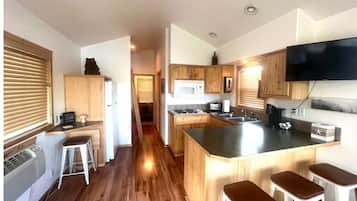 Microwave, stovetop, dishwasher, coffee/tea maker