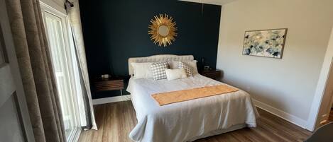 1 habitación, tabla de planchar con plancha, wifi gratis y ropa de cama