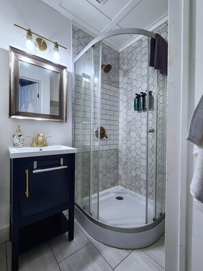 Dusche, Haartrockner, Handtücher, Seife