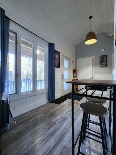 Cozy Hilltop Cabin - 10 minutes to Bancroft