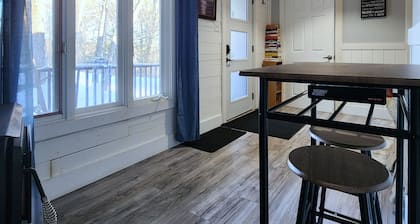 Cozy Hilltop Cabin - 10 minutes to Bancroft