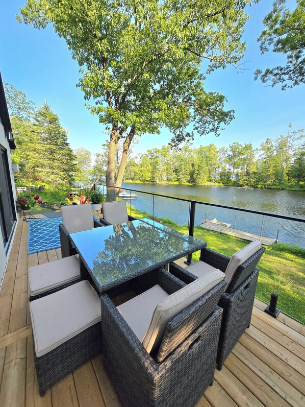 Outdoor dining - "On The Rocks" A Quite Waterfront cottage on Stoney Lake Sleeps 6-8 (North Kawartha)