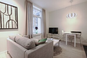 Appartement Standard, 1 chambre | Coin séjour | Télévision à écran plat de 140 cm avec chaînes par câble