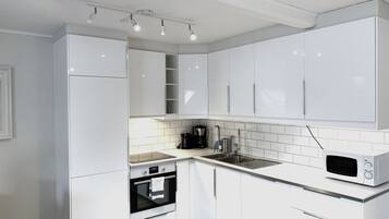 Standard Apartment, 3 Bedrooms | Private kitchen | Full-size fridge, oven, stovetop, dishwasher