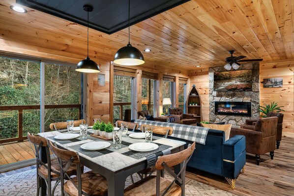 Dining - RIVERFRONT Escape - Fishing/SwimmingHole/HotTub/Firepit/Games/Private/Near GSMNP (Sevierville)