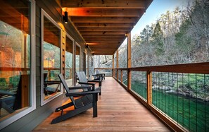 Terrace/patio - Peaceful RIVERFRONT Cabin in Gatlinburg + Firepit - HotTub - RiverAccess - Games (Sevierville)
