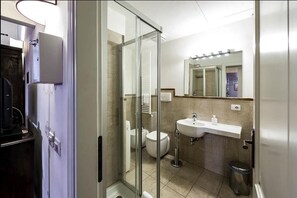 Regadera, secadora de cabello, bidet, toallas 