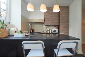 Kjøleskap, mikrobølgeovn, ovn og kokeplater