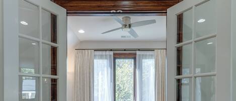 1 Schlafzimmer, Schreibtisch, Bügeleisen/Bügelbrett, Reisekinderbett