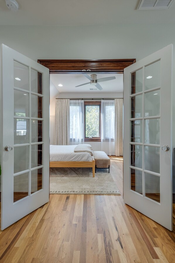 1 室のベッドルーム、デスク、アイロン / アイロン台、旅行用ベビーベッド