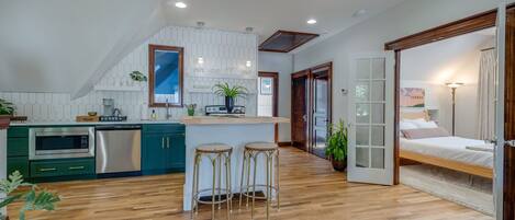 Kühlschrank, Mikrowelle, Ofen, Herdplatte