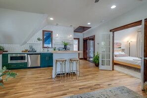 冷蔵庫、電子レンジ、オーブン、コンロ