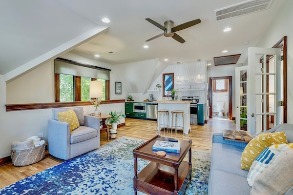 A big & open and airy living room will help you live your best life!