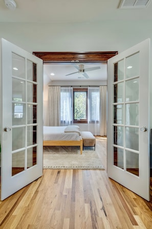 1 bedroom, desk, iron/ironing board, travel cot - Sunny, Open & Spacious Private Carriage House in a peaceful neighborhood! (Nashville)