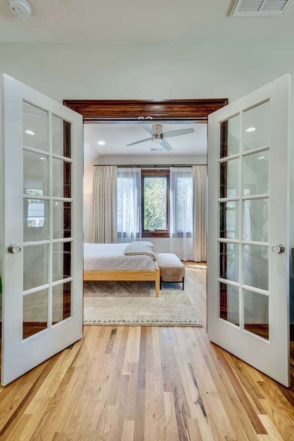 1 chambre, bureau, fer et planche à repasser, lit parapluie