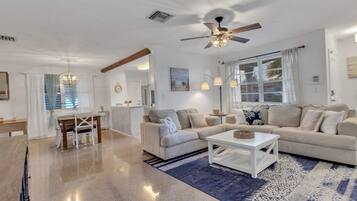 Smart-tv, een kantoor, een computerscherm en een printer