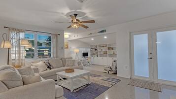 Smart-tv, een kantoor, een computerscherm en een printer