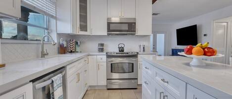 ثلاجة، ميكروويف، فرن، موقد طهي مسطح