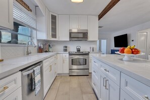 Een koelkast, een magnetron, een oven, een kookplaat