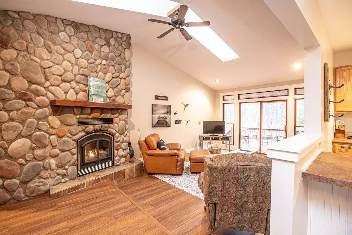 Shanty Creek Private Home- Close to Lakes, Golf, Pool Access, Dog Friendly