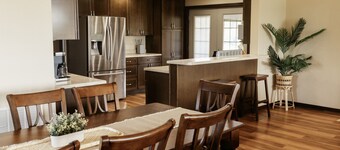 Red Hill Farm's Newly Renovated "Bunkhouse" with Hot tub and Gameroom