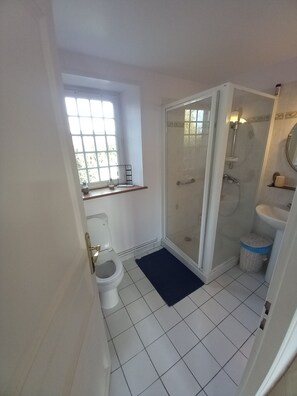 Dusche, Haartrockner, Handtücher, Seife