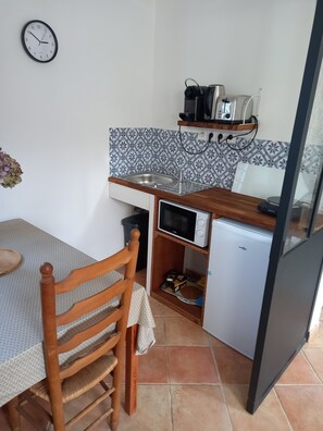 Kühlschrank, Mikrowelle, Herdplatte, Wasserkocher