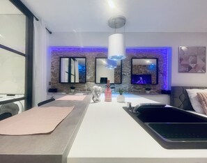 Haartrockner, Handtücher, Seife, Toilettenpapier