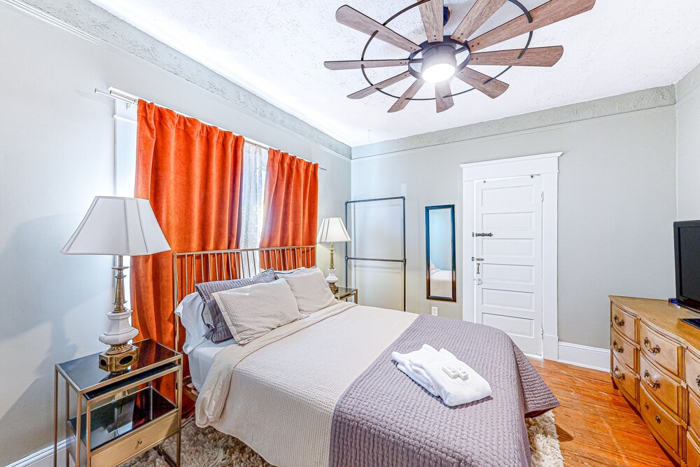 Artfilled duplex near the city with hardwood flooring & study dog